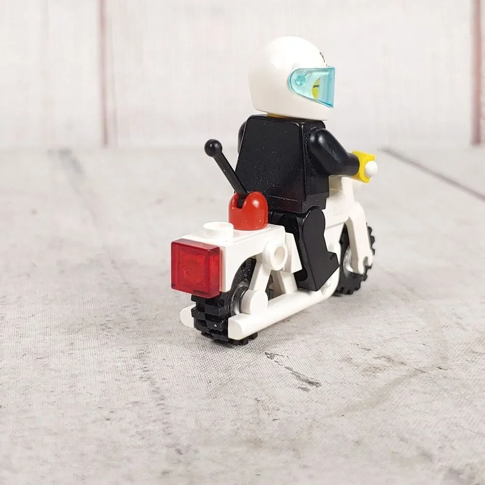 LEGO Classic Town / City POLICE White MOTORCYCLE - 1990s Clear Wheels x81c02